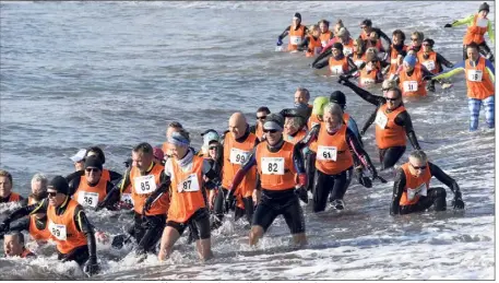  ??  ?? Les courageux longeurs ont bravé une mer démontée pour la première épreuve de printemps.