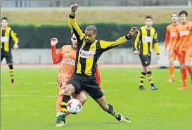  ?? FOTO: MIREYA LÓPEZ ?? Sin goles El reciente fichaje Thaylor intenta proteger un balón en Artunduaga