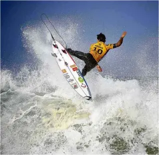  ?? Olivier Morin - 7.out.19/ AFP ?? Gabriel Medina disputa a etapa da França do Mundial de surfe