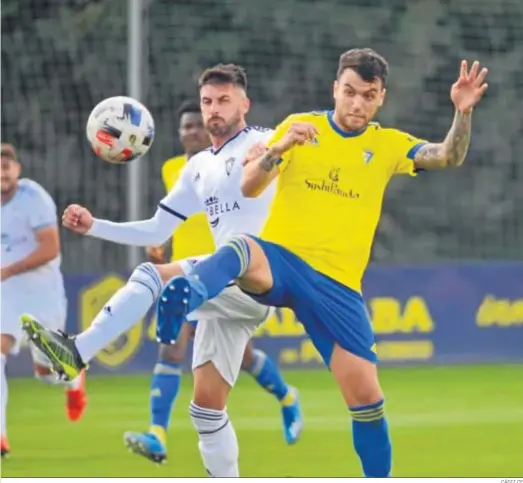  ?? CÁDIZ CF ?? El recién fichado Álex Martín pugna por el balón con un rival.