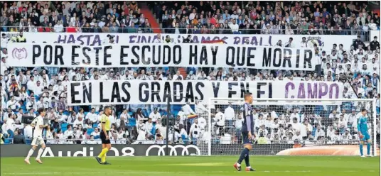  ??  ?? MENSAJE DE LA GRADA DE ANIMACIÓN. Así fue la pancarta que desplegó el Fondo Sur antes de empezar el partido contra el Valladolid.
