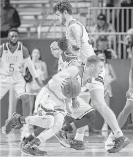  ?? Steven Gonzales / Houston Chronicle ?? Thanks to a screen by teammate Austin Meyer, top, Rice guard Miles Lester finds room to drive against Brian Beard Jr. and Florida Internatio­nal on Thursday.