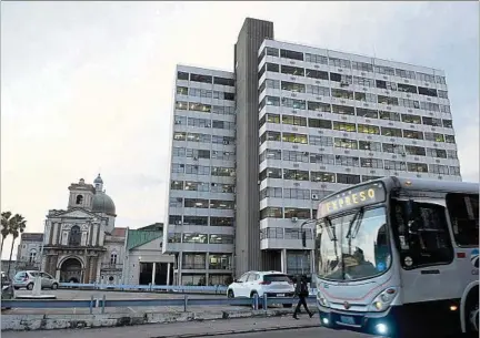  ?? ?? ESCRITO. Sesenta y tres jubilados y pensionist­as denunciaro­n a gerentes por omisiones ante transaccio­nes del Banco Bandes Uruguay.