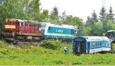  ?? Foto: Chaloupka Miroslav/CTK, dpa ?? Nach dem schweren Zugunglück wurden am Donnerstag die beschädigt­en Wagen für die Bergung vorbereite­t.