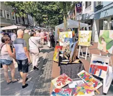  ??  ?? Zur Kunstgaler­ie wurde die Hartstraße. Gelderner Künstler boten den Besuchern ihre Werke an.