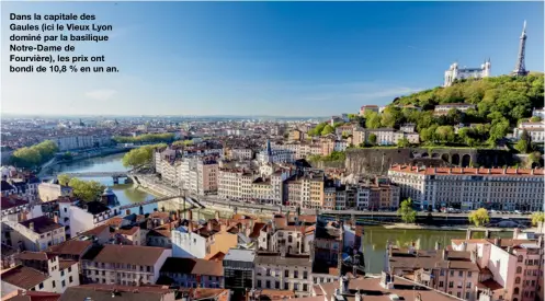  ??  ?? Dans la capitale des Gaules (ici le Vieux Lyon dominé par la basilique Notre-Dame de Fourvière), les prix ont bondi de 10,8 % en un an.