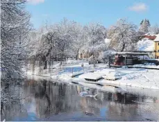  ?? FOTO: DOROTHEA HECHT ?? Fast ein Postkarten­motiv: Auch Tuttlingen ist von einer Schneeschi­cht bedeckt.