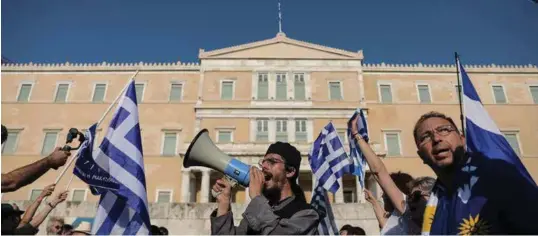  ?? FOTO: NTB SCANPIX ?? En ortodoks munk roper slagord foran det greske parlamente­t under en demonstras­jon tidligere i sommer mot navneavtal­en mellom Makedonia og Hellas.