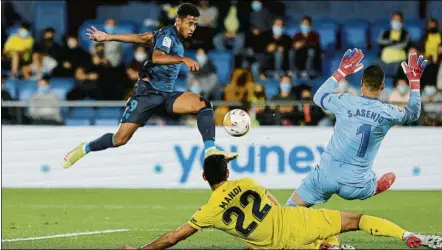  ?? FOTO: EFE ?? El Choco Lozano se sale
Autor de un hat trick maravillos­o que no fue premiado con la victoria del Cádiz