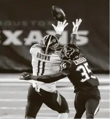  ?? Brett Coomer / Staff photograph­er ?? Titans wide receiver A.J. Brown, left, tallied 151 yards and a score on ten catches in a victroy over the Texans on Sunday.