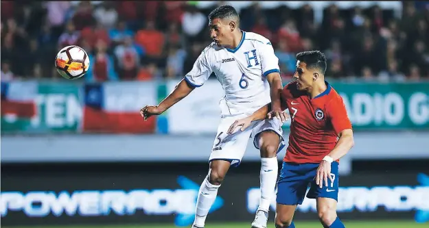  ??  ?? Bryan Acosta pelea la pelota con el delantero Alexis Sánchez. El juego en Temuco fue parejo, por lo que el 4-1 no refleja lo que pasó en la cancha.