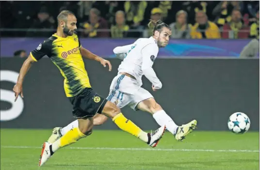 ??  ?? SU MEJOR PARTIDO. Bale estuvo muy incisivo y destrozó la defensa del Borussia, como en esta intentona en la que se fue de Toprak.