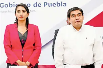  ?? /CORTESÍA ?? La alcaldesa de Huejotzing­o, Angélica Alvarado rindió su primer informe de gobierno acompañada de Miguel Barbosa Huerta