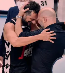  ?? CIAM ?? Leader Il saluto tra Marco Belinelli, 35 anni, e Sasha Djordjevic, 53. Il Beli aveva vinto lo scudetto 2005 con la Fortitudo contro l’Armani di Djordjevic