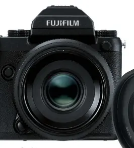  ??  ?? Retrodesig­n Die Fujifilm GFX 50S kommt im schicken Gewand einer klassische­n Analogkame­ra.