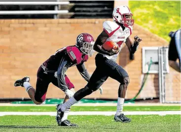  ?? Diana L. Porter / For the Chronicle ?? Bellaire’s Courtney Lark runs for a touchdown in the Cardinals’ 32-27 win over Cinco Ranch last weekend.