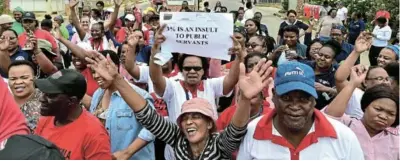  ?? / EUGENE COETZEE ?? Dora Nginza Hospital’s staff members in Gqeberha out on the streets during a strike action to demand salary increase from government.