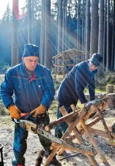  ?? Foto: Harald Pienle ?? Tom (rechts) ist glücklich, wenn es zusammen mit Michael Böck vom „Fichtenhau­s“zur Arbeit hinaus in den Wald geht.
