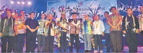  ??  ?? Abang Johari (seventh left) poses in complete Iban ‘gagung’ (traditiona­l costume) with (from left) Nyabong, Liwan, Nanta, Dr Rundi, Masing, Sarawak Gagong Club member Martin Bilun, Uggah, Linggi, Ugak, Abdul Karim and Jamit.