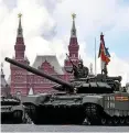  ?? ?? Putin zeigt, was er hat: moderne russische Panzer vom Typ T72B3M.