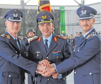  ??  ?? Per Handschlag besiegelte­n sie die Kommandoüb­ergabe: (von links) Oberst Stefan Demps, Generalmaj­or Günther Katz, Oberstleut­nant Christian Mayer.