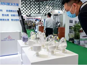  ??  ?? Stand de Saint-Gobain à l’Exposition internatio­nale de la métallurgi­e des poudres et du carbure cémenté de Chine 2021, le 25 mai 2021, à Shanghai