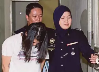  ?? FOTO: SAIRIEN NAFIS ?? GLORIA dibawa ke Mahkamah Sesyen Petaling Jaya, semalam.