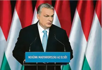  ?? FOTO REUTERS ?? Persona non grata. Maďarský premiér Viktor Orbán dělá vrásky evropským lidovcům. Na snímku při každoroční­m projevu o stavu země 10. února v Budapešti. Nápis na stolku zní: Pro nás je na prvním místě Maďarsko!