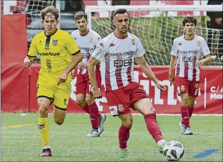  ?? FOTO: JORDI BIEL ?? El Manresa superó al Navalcarne­ro por la mínima y deja encarrilad­a la eliminator­ia para la vuelta