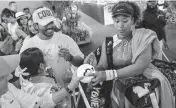  ?? D.A. VARELA dvarela@miamiheral­d.com ?? Naomi Osaka, a mom on tour, signs balls for fans.