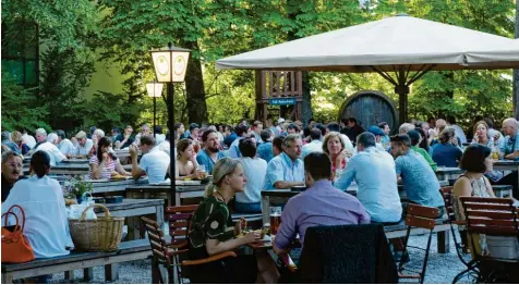  ?? Archivfoto: Stefan Puchner ?? Ein schönes Bild aus den Zeiten vor Corona: Menschen sitzen gemütlich im Biergarten der Augsburger Brauerei Riegele.