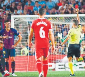  ??  ?? La roja a Lenglet en el minuto 34 marcó el partido Gil Manzano se equivocó FOTO: EFE