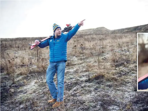  ?? FOTO: MIKAEL ANDERSSON ?? HOPPFULL. Per Werngren ordförande för Täby slalomklub­b pekar upp mot berget, om han får bestämma finns det liftar, snö och åkare på plats nästa vinter.