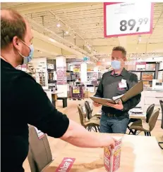  ?? RP-FOTO: JÖRG KNAPPE ?? Bei Möbel Boss in Viersen kann Verkäufer Christian Heck (r.) endlich wieder Kundengesp­räche führen.