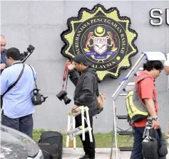  ??  ?? Media photograph­ers leave disappoint­ed after failing to take a photograph of Najib at MACC office in Putrajaya. — Bernama photo