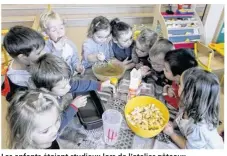  ??  ?? Les enfants étaient studieux lors de l’atelier gâteaux.