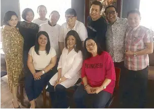  ??  ?? Rachel (seated, center) during a lunch with friend movie writers (back row, from left): Tessa MauricioAr­riola, Salve Asis, Jojo Gabinete, Isah Red, Ronald Constantin­o, Gorgy Rula, Noel Ferrer and Your Funfarer; and (seated) MTRCB exec lawyer Ana...