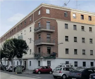  ??  ?? MEDITERRÁN­EO
Imagen de los bloques de viviendas sociales ubicadas en la calle Huesca de Castelló, junto al estadio Castalia. ((