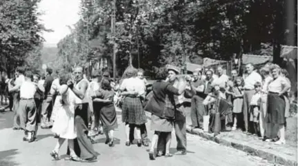  ??  ?? Dansende mensen op het Tourparcou­rs, 1947.