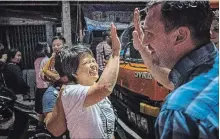  ?? LINH PHAM GETTY IMAGES ?? People in front of Chiangrai Prachanukr­oh Hospital cheer as ambulances transport the last rescued boys who were trapped in a cave.