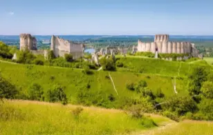  ?? ?? Vue sur les vestiges de ChâteauGai­llard, ancien château fortifié, bâti sur une falaise de calcaire par Richard Coeur de Lion au xiie siècle.