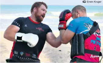  ?? ?? Erwin Kruger
Watch out, boet! Josh Pretorius hammers a blow to the face of his equally tough brother David during a beach sparring session at Alkantstra­nd on Wednesday