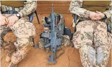  ?? FOTO: JOERG BOETHLING/IMAGO ?? Bundeswehr­soldaten bei einer UN-Mission in Mali mit einem G36-Sturmgeweh­r von Heckler & Koch: Gute Geschäfte, stabile Zahlen – der Waffenbaue­r scheint die Jahre der Krise hinter sich zu lassen.