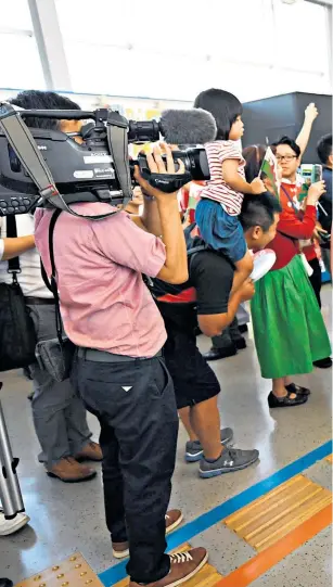  ??  ?? Short stay: Rob Howley meets the locals after arriving in Kitakyushu