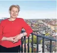  ??  ?? Franziska Giffey (SPD) 2015 als neue Bezirksbür­germeister­in auf dem Turm des Neuköllner Rathauses. FOTO: DPA