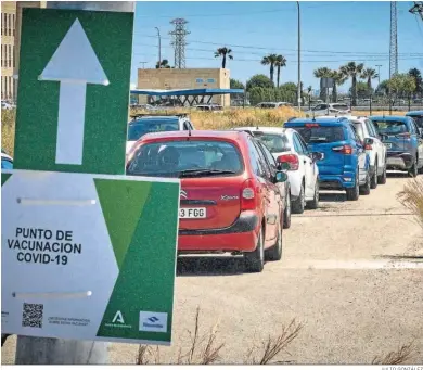  ?? JULIO GONZÁLEZ ?? Una cola de vehículos espera para la vacunación en las instalacio­nes de Navantia en Puerto Real.