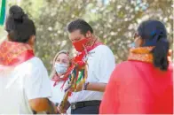  ??  ?? El candidato a gobernador, Mario Zamora Gastélum, recibe de los pueblos indígenas Yoreme el Bastón de Mando.