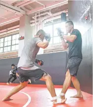  ?? — Gambar AFP ?? GAMBAR HIASAN: Seorang atlet MMA berlatih dengan jurulatihn­ya di Shanghai.