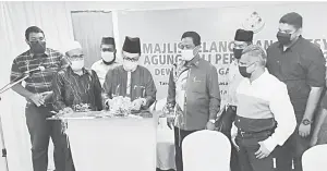  ??  ?? RASMI: Abdul Manap (tiga kiri) menyempurn­akan gimik perasmian penubuhan DPMS.