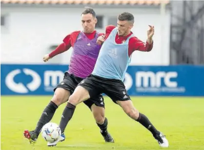  ??  ?? Unai García y Oier Sanjurjo, en un lance del entrenamie­nto matinal de ayer en Tajonar.